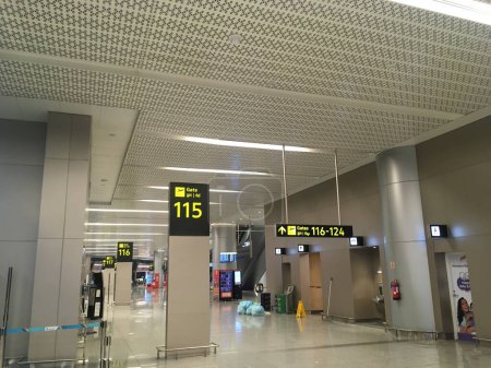Foto de Señalización del número de puerta en la Sala de Salida de la Nueva Extensión de Terminal en el Aeropuerto Internacional Rajiv Gandhi - Hyderabad, India el 14 de abril de 2024 - Imagen en stock como archivo JPG - Imagen libre de derechos