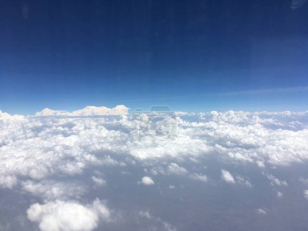Foto de Vista en la nube desde el avión para la mensajería y la comunicación de fondo como imagen JPG - Imagen libre de derechos