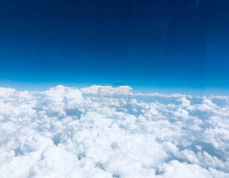 Foto de Vista en la nube desde el avión para la mensajería y la comunicación de fondo como imagen JPG - Imagen libre de derechos