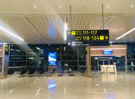 Foto de Señalización de dirección de número de puerta en la Sala de Salida de la Nueva Extensión de Terminal en el Aeropuerto Internacional Rajiv Gandhi - Hyderabad, India el 14 de abril de 2024 - Stock Image as JPG File - Imagen libre de derechos