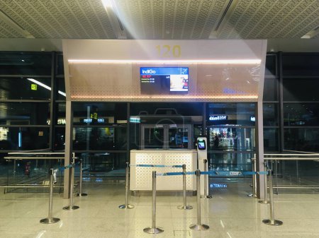 Foto de Boarding Gate at Departure Hall of New Terminal Extension at Rajiv Gandhi International Airport - Hyderabad, India on 14 April 2024 - Stock Image as JPG File - Imagen libre de derechos