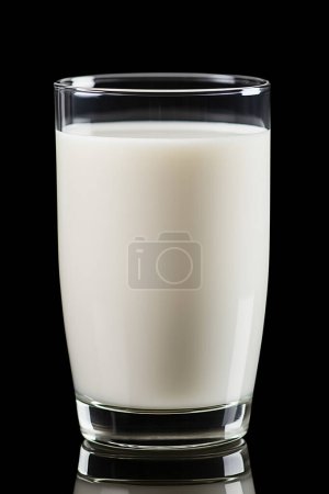 Foto de El vaso se llena hasta el borde con leche blanca cremosa. - Imagen libre de derechos