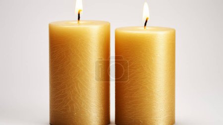 Téléchargez les photos : Élégantes bougies élégantes en or sur fond blanc - en image libre de droit