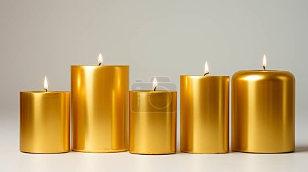 Téléchargez les photos : Élégantes bougies élégantes en or sur fond blanc - en image libre de droit