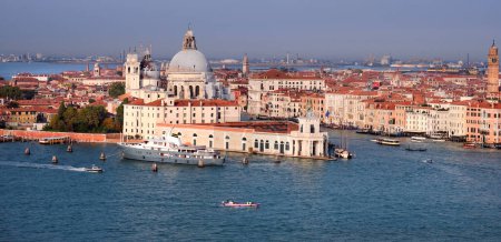 Téléchargez les photos : Vue aérienne sur la Punta della Dogana, le Grand Canal et la Basilique Santa Maria della Salute à Venise par un jour lumineux. Image de bannière panoramique tonique. - en image libre de droit