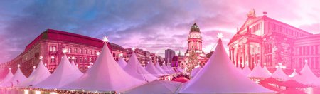 Téléchargez les photos : Marché de Noël à Gandarmenmarkt à Berlin au coucher du soleil. Image de bannière panoramique tonique dans les couleurs rose et bleu. - en image libre de droit