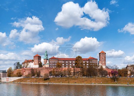 Téléchargez les photos : Côté rivière de Cracovie en Pologne avec vue sur le château de Wawel. Tourné de l'autre côté de la Vistule. Jour d'été, ciel bleu avec nuages. - en image libre de droit