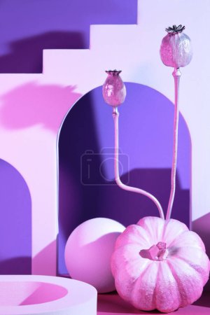 Foto de Calabaza decrativa pintada y amapola seca. Escaleras y arcos contemporáneos. Elementos geométricos abstractos, fondo surrealista en colores rosa y púrpura. - Imagen libre de derechos