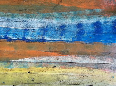Foto de Pinceles abstractos sobre una superficie de madera con gradientes multicolores brillantes y textura natural de la brocha. Perfecto para fondos creativos. Madera pintada, fondo de color con espacio de copia. - Imagen libre de derechos