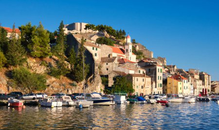 Dramalj, Dorf in Crikvenica, Kroatien. Sommerurlaubsziel, Blick über das Meer. Land und Boote an der adriatischen Küste mit Reflexion.