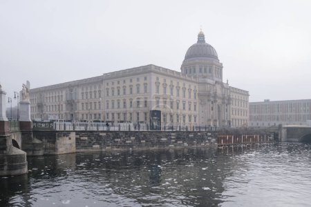 Foto de BERLÍN, ALEMANIA - 2 de marzo de 2023: el Castillo Real y el Foro Humboldt envueltos en la niebla pesada, situado en el "Museumsinsel" (isla museo) - Imagen libre de derechos