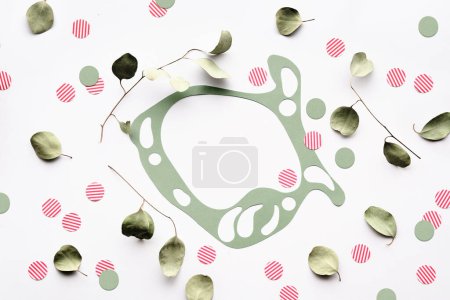 Téléchargez les photos : Brindilles d'eucalyptus dans une couche plate vue sur le papier blanc, Cercles rayés, Forme abstraite du papier - en image libre de droit