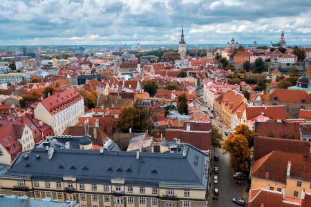 Téléchargez les photos : Centre-ville de Tallinn, vue d'en haut début d'automne avec ciel couvert - en image libre de droit