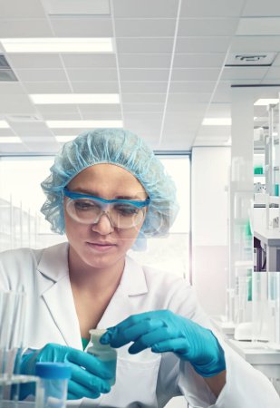 Téléchargez les photos : Femme scientifique, biologiste, biochimiste caucasienne travaille dans un laboratoire de recherche, un établissement de recherche pharmaceutique ou universitaire. - en image libre de droit