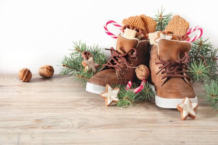 Foto de Día de San Nicolás o Nikolaus, fiesta alemana, 6 de diciembre. Zapatos para niños con dulces tradicionales. - Imagen libre de derechos