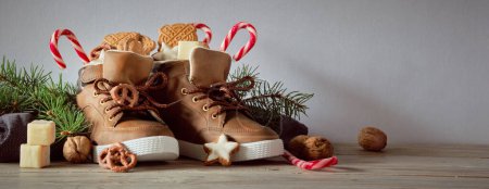 Téléchargez les photos : Saint Nicolas ou Nikolaus, fête allemande, 6 décembre. Chaussures pour enfants avec bonbons traditionnels. - en image libre de droit