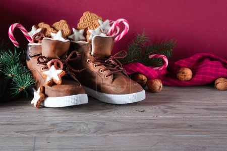 Nikolaustag oder Nikolaus, deutscher Feiertag, 6. Dezember. Kinderschuhe mit traditionellen Süßigkeiten.