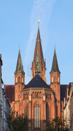 Foto de Los tres campanarios de la Iglesia de San Pablo en Schwerin en un día soleado, Mecklemburgo Oeste Pomerania, Alemania - Imagen libre de derechos