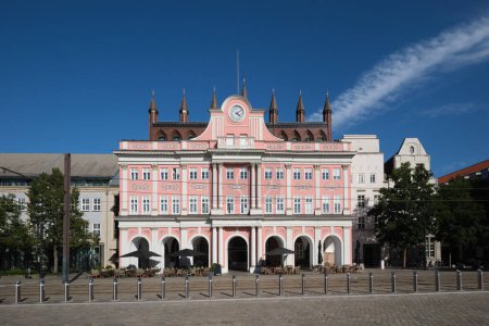 Téléchargez les photos : Mairie de Rostock par un après-midi ensoleillé glorieux, avec ciel bleu, Rostock Allemagne - en image libre de droit