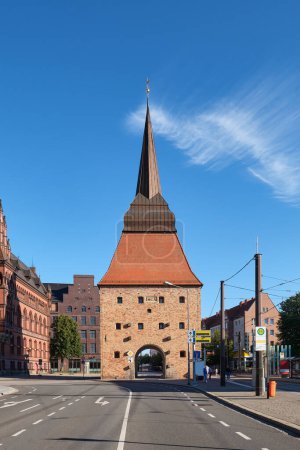 Téléchargez les photos : Steintor ou Stone Gate en allemand par une journée ensoleillée dans la célèbre ville hanséatique de Rostock, en Allemagne - en image libre de droit