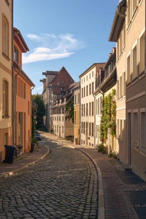 Téléchargez les photos : Une vieille ruelle pavée, voie Amberg dans la vieille ville de Rostock par une journée ensoleillée. - en image libre de droit