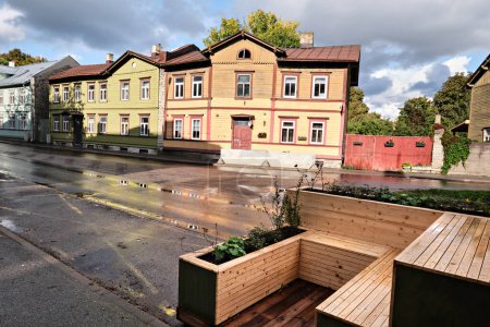 Téléchargez les photos : Banc en bois innovant avec pots de fleurs sur le bord d'une route. Tallinn, capitale verte européenne de 2023 en Estonie. - en image libre de droit