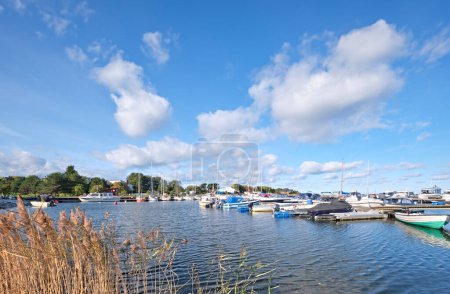 Téléchargez les photos : Un tas de bateaux sont amarrés dans l'eau. Port de Neeme dans le nord de l'Estonie. - en image libre de droit