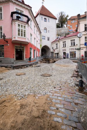 Téléchargez les photos : TALLINN, ESTONIE - 3 OCTOBRE 2023 : Une rue pavée dans une petite ville. Réparation ou rénovation de routes dans le centre-ville de Tallinn, Estonie. - en image libre de droit