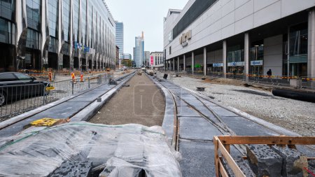 Foto de TALLINN, ESTONIA - 3 de octubre de 2023: Reparación, renovación de vías de tranvía junto a edificios modernos en el centro de Tallin. - Imagen libre de derechos