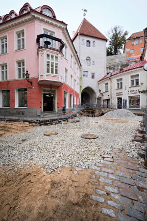 Téléchargez les photos : TALLINN, ESTONIE - 3 OCTOBRE 2023 : Une rue pavée avec un bâtiment en arrière-plan. Réparation ou rénovation de routes dans le centre-ville de Tallinn, Estonie. - en image libre de droit