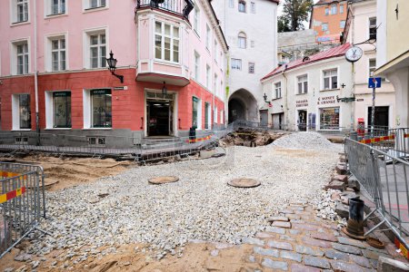 Téléchargez les photos : TALLINN, ESTONIE - 3 OCTOBRE 2023 : Une rue pavée dans une ville européenne. Réparation ou rénovation de routes dans le centre-ville de Tallinn, Estonie. - en image libre de droit