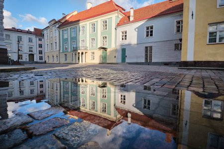 Téléchargez les photos : Un reflet d'un bâtiment dans une flaque d'eau. Tallinn, Estonie. - en image libre de droit