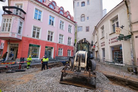 Téléchargez les photos : TALLINN, ESTONIE - 3 OCTOBRE 2023 : Un bulldozer assis sur un chemin de gravier. Réparation ou rénovation de routes dans le centre-ville de Tallinn, Estonie. - en image libre de droit