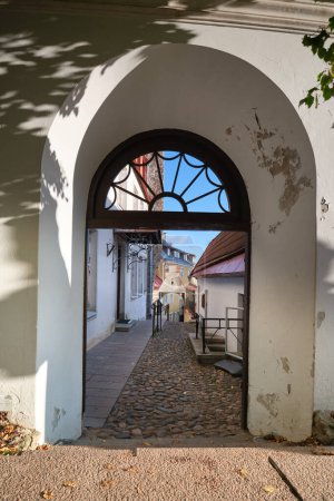 Téléchargez les photos : Une vue d'une rue à travers une arche. Tallinn, Estonie. - en image libre de droit