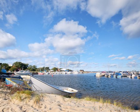 Téléchargez les photos : Un groupe de bateaux assis sur une plage de sable fin. Port de Neeme dans le nord de l'Estonie. - en image libre de droit