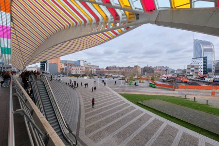 Téléchargez les photos : LIEGE, BELGIQUE - 24 FBERUARY 2023, Liege Central Station, design coloré moderne. Panorama sur la partie centrale de la ville. - en image libre de droit