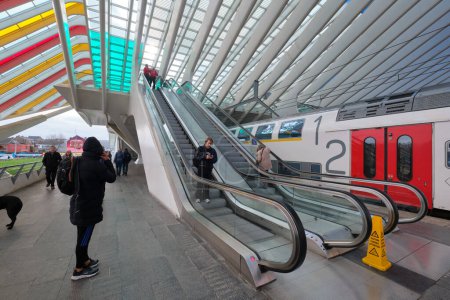 Téléchargez les photos : LIEGE, BELGIQUE - 24 FBERUARY 2023, Gare centrale de Liège avec passagers. - en image libre de droit
