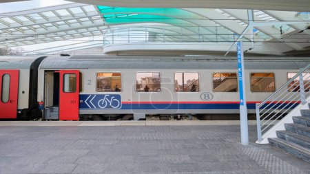 Téléchargez les photos : LIEGE, BELGIQUE - 24 FBERUARY 2023, train avec portes ouvertes à la gare centrale de Liège - en image libre de droit
