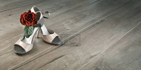 Foto de Zapatos de tacón de tango bailando con una rosa en piso de madera con espacio de texto, imagen panorámica de la bandera. - Imagen libre de derechos