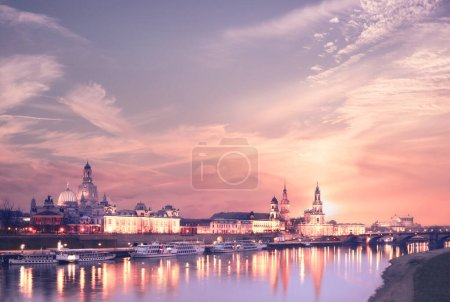 Téléchargez les photos : Coucher de soleil panorama de la vieille ville de Dresde avec des reflets dans la rivière Elbe et les navires à passagers - en image libre de droit