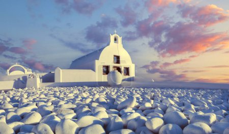 Téléchargez les photos : Île de Santorin en Grèce, Chapelle dans le village d'Oia sur l'île de Santorin. - en image libre de droit