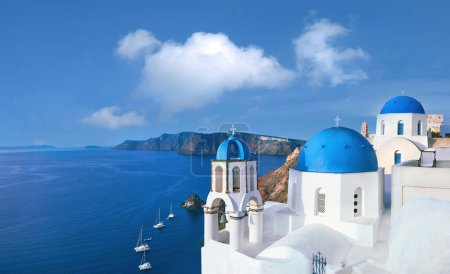 Foto de Iglesia local con cúpula azul en el pueblo de Oia, isla de Santorini, Grecia
. - Imagen libre de derechos