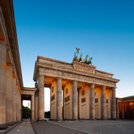 Téléchargez les photos : Porte de Brandebourg à Berlin, Allemagne avec éclairage, espace de copie sur ciel bleu foncé. - en image libre de droit