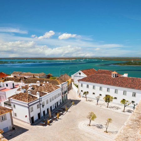 Foto de Algarve, sur de Portugal, vista aérea del pueblo histórico junto al mar desde la torre de la iglesia. - Imagen libre de derechos