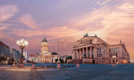 Téléchargez les photos : Image panoramique de la place Gendarmenmarkt à Berlin avec cathédrale et salle de concert à l'aube. - en image libre de droit
