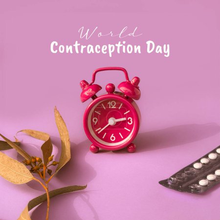 Téléchargez les photos : Texte Journée mondiale de la contraception. Réveil et paquet de pilules contraceptives sur fond de papier rose avec feuilles d'eucalyptus, vue rapprochée, - en image libre de droit