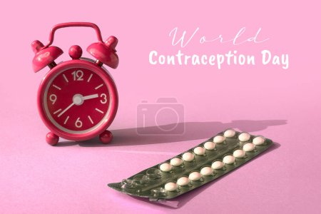 Foto de Texto Día Mundial de la Anticoncepción. Reloj despertador y un paquete de píldoras anticonceptivas sobre fondo de papel rosa, vista de cerca, - Imagen libre de derechos