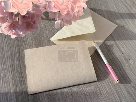 Foto de Un simple pedazo de papel colocado cuidadosamente en la parte superior de una mesa de madera resistente. Copia-espacio en la tarjeta de felicitación en blanco. - Imagen libre de derechos