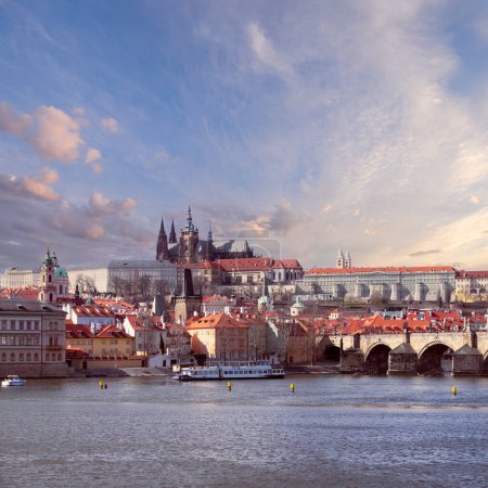Téléchargez les photos : Vue d'une Prague à travers une rivière avec château, cathédrale Saint-Vitus et paysage urbain de Mala Strana, mettant en valeur l'architecture urbaine et les paysages riverains. - en image libre de droit