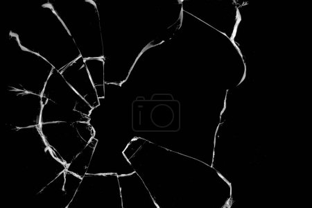 Concepto de vidrio roto con agujero para el diseño sobre fondo negro